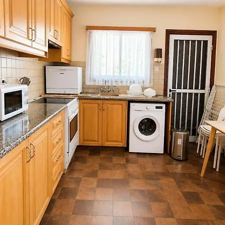 Spacious 3br House Near Harbour בית נופש *